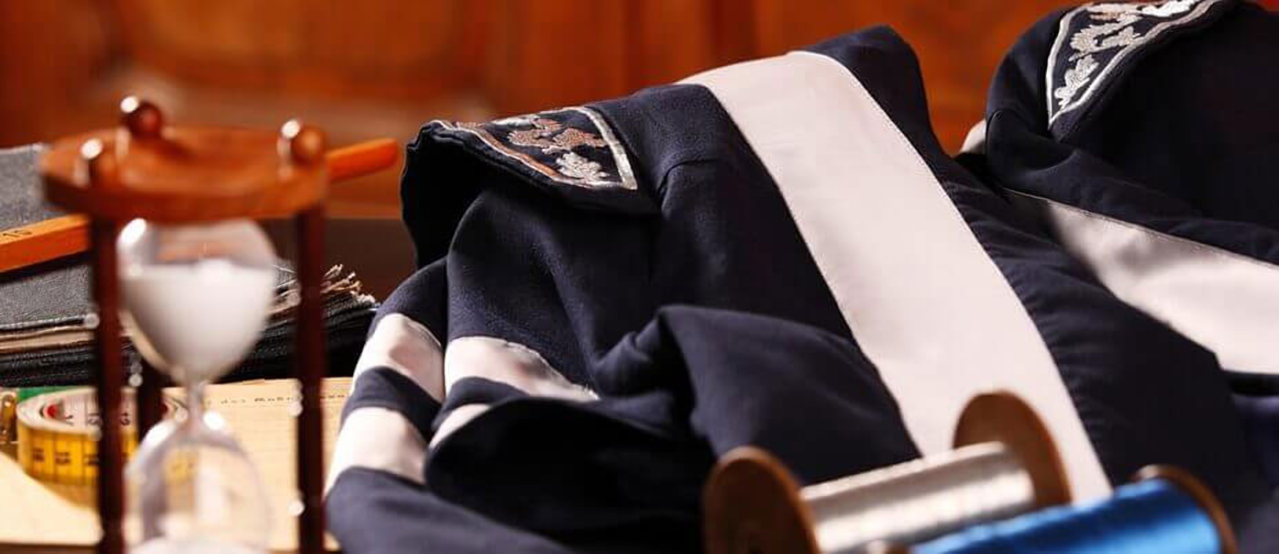 Graduates in academic dress – ELEGANT collection