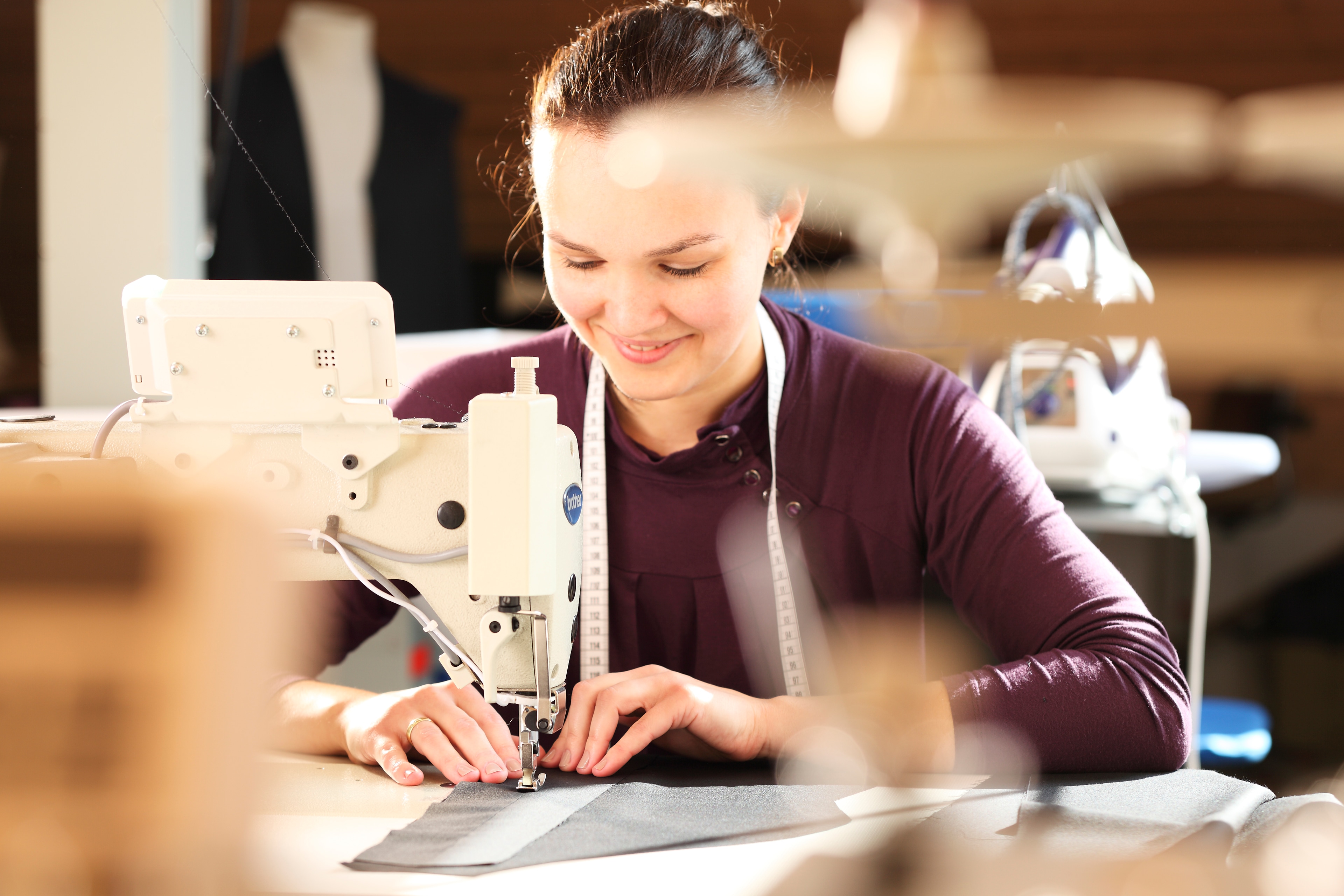 A tailor at work by hand – quality by College Fashion