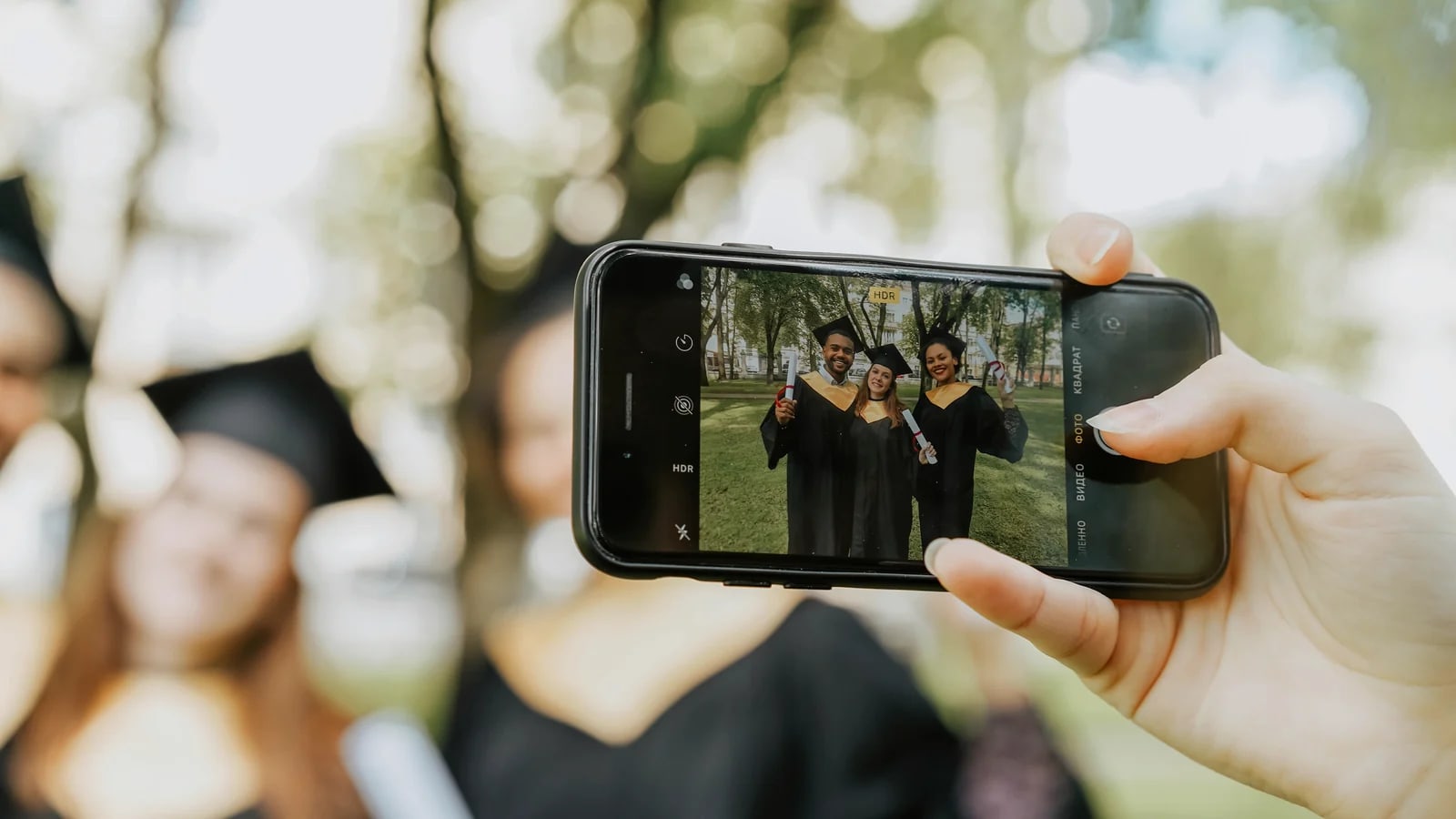 A graduation moment captured on a smartphone – memories for the Memory Book