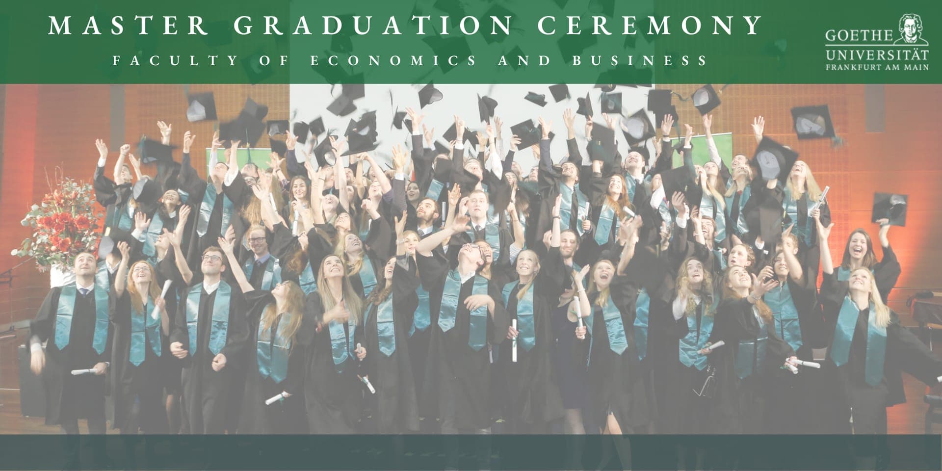 Master Graduation Ceremony, Faculty of Economics and Business, Goethe-Universität Frankfurt am Main: Absolventinnen und Absolventen in Talar und Schärpe werfen ihre Doktorhüte in die Luft